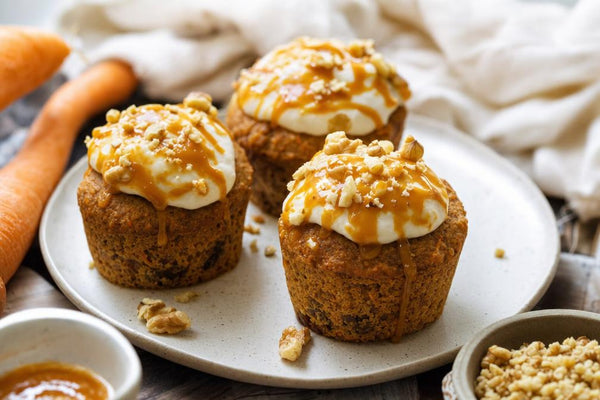 🧁 Mrkvové muffiny s datlemi a oříškovým máslem se slaným karamelem